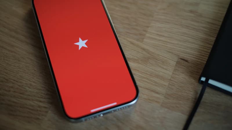 Five-star hotel guest rating displayed on a smartphone screen