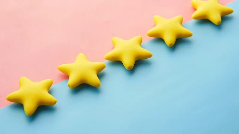 Trois panneaux comparant les échelles NPS, CSAT et CES